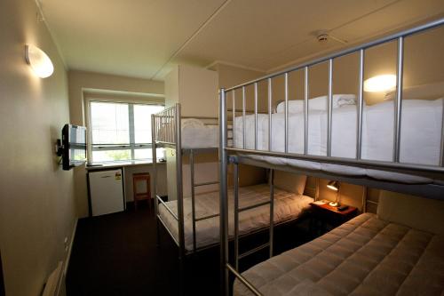 Våningssäng eller våningssängar i ett rum på City Lodge Accommodation