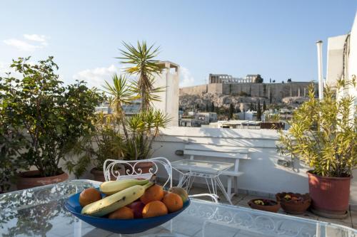 Modern-Vintage apartment by Acropolis museum