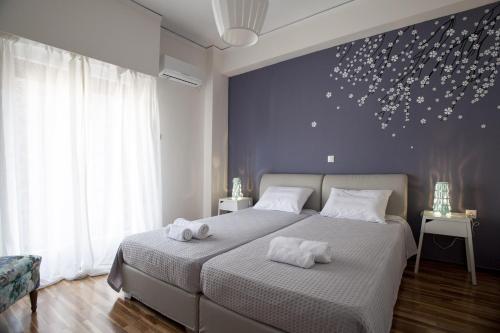 - une chambre avec un lit et 2 serviettes dans l'établissement Modern-Vintage apartment by Acropolis museum, à Athènes
