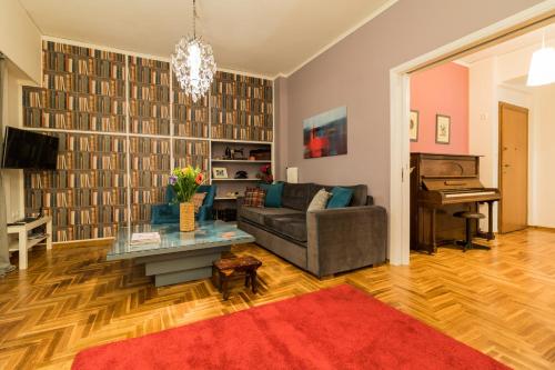 Modern-Vintage apartment by Acropolis museum