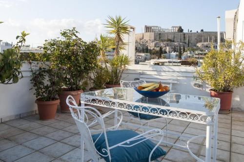 Modern-Vintage apartment by Acropolis museum