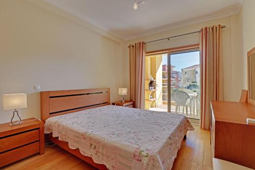Un dormitorio con una cama y un balcón. en Lagos Balcony With Pool by Homing, en Lagos