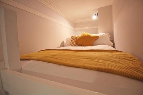 Voodi või voodid majutusasutuse Lovely 1 Bed serviced apartment in Cambridgeshire toas