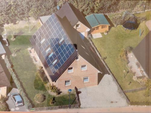 eine Luftansicht eines Hauses mit Sonnenkollektoren in der Unterkunft Sonnenblume in Landkirchen