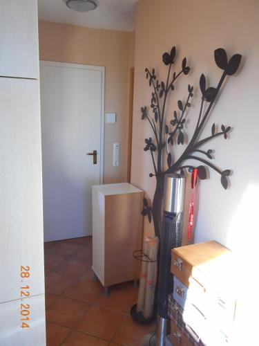 une chambre avec un vase aux fleurs sur le mur dans l'établissement Sonnenblume, à Landkirchen