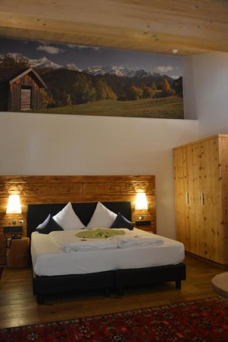 Postel nebo postele na pokoji v ubytování Hotel am Römerweg