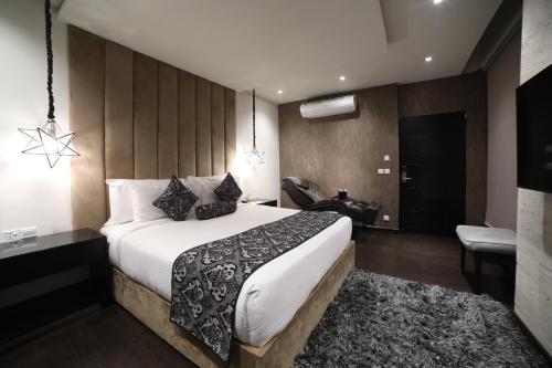 Grand Ittehad Boutique Hotel tesisinde bir odada yatak veya yataklar
