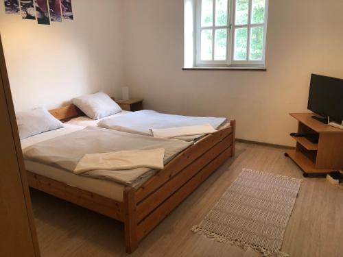 - une chambre avec 2 lits et une télévision dans l'établissement Tisza-Kert Apartmanok, à Tiszafüred