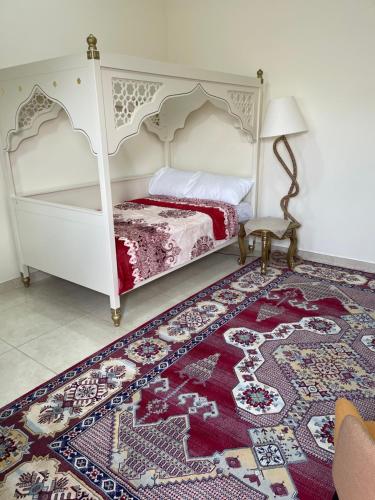 1 dormitorio con cama y alfombra en Alhosani property en Abu Dabi