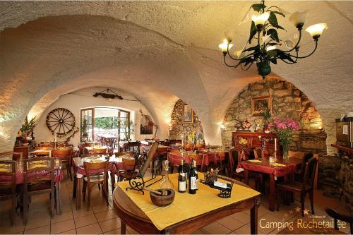 Restaurant o un lloc per menjar a Camping le Rochetaillée