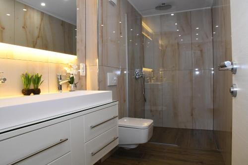 ein Badezimmer mit Dusche, Toilette und Waschbecken in der Unterkunft Holiday Luxury Resort Sundance in Trogir