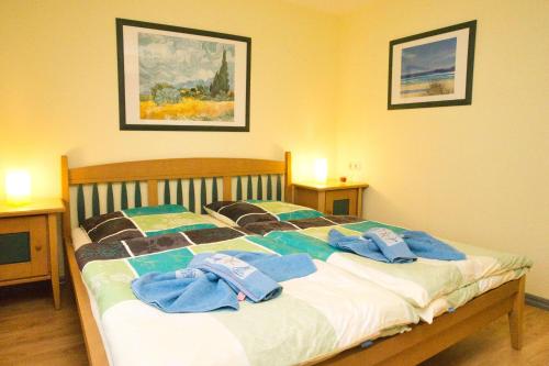 sypialnia z łóżkiem z ręcznikami w obiekcie F-1083 Haus Having w mieście Sellin