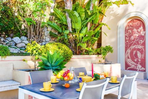 - une table bleue avec des fruits sur la terrasse dans l'établissement Villa la Pescade by Riviera Holiday Homes VI4257, à Nice