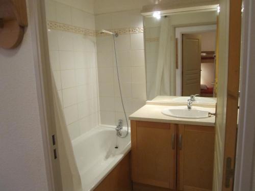 ein Badezimmer mit einer Badewanne, einem Waschbecken und einer Badewanne in der Unterkunft Le Paradis d'ARAN in Luchon