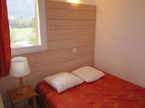 Zimmer mit einem Bett mit zwei Kissen und einem Fenster in der Unterkunft Le Paradis d'ARAN in Luchon