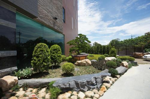 a garden in front of a building at Renyi Lake Hotel in Fanlu
