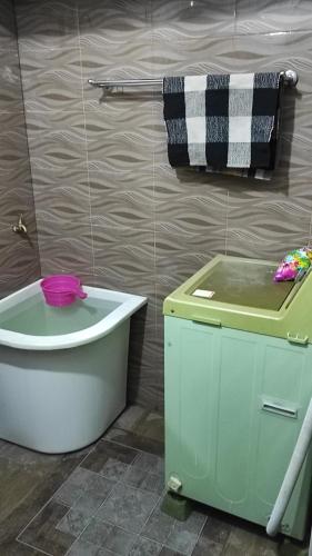 Bilik mandi di Homestay Opah Parit Buntar, Perak