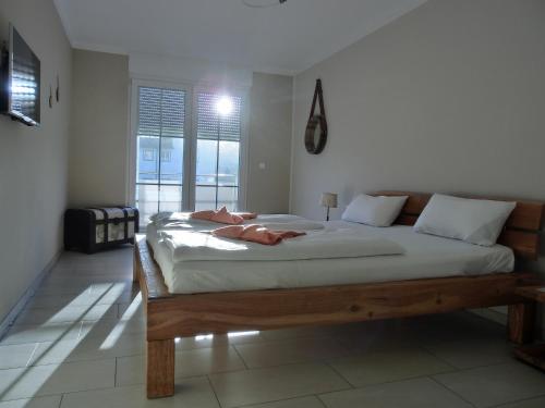 ein Schlafzimmer mit einem großen Bett mit weißer Bettwäsche in der Unterkunft Ferienwohnung LP8 "Deck Zwei" in Graal-Müritz