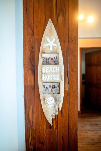 Un certificado, premio, letrero u otro documento en The Beach House