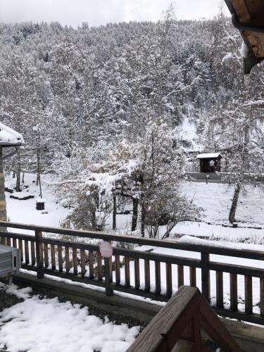 Το LE PASSE-MONTAGNE Bel appartement avec terrasse dans vieille ferme de montagne rénovée τον χειμώνα