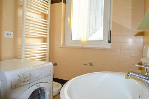 Ett badrum på Homiday - Appartamenti I Gabbiani