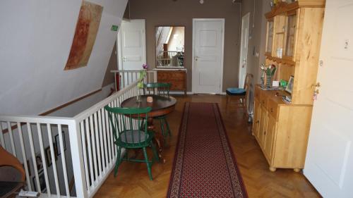 cocina con mesa y sillas en una habitación en Kronans B&B, en Hässleholm
