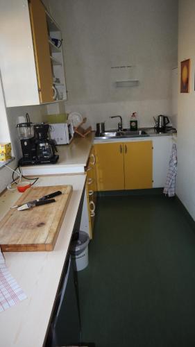 une cuisine avec des armoires jaunes et un comptoir dans l'établissement Kronans B&B, à Hässleholm