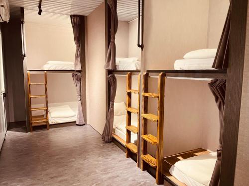 a room with several bunk beds in a dorm room at 東澳海安獨木舟背包客棧Hai An 2 Hostel in Suao
