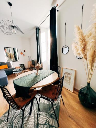 un salon avec une table et des chaises dans l'établissement Le Belleville, proche hypercentre au calme, wifi, à Nantes