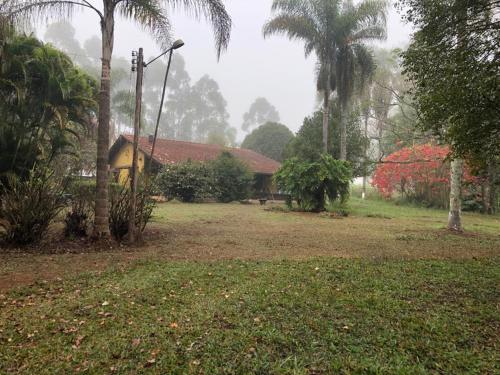 Κήπος έξω από το Casa da Fazenda- no bosque com lareira e banheira