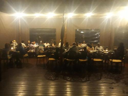 Un restaurante u otro lugar para comer en Crocodile Pools Resort