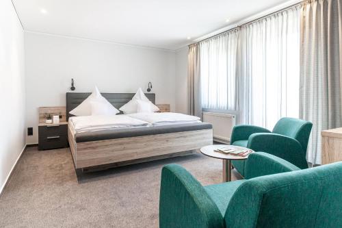 Un pat sau paturi într-o cameră la Hotel Die Post Meerfeld