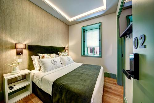 Tempat tidur dalam kamar di Sintra Green Chalet Bed & Breakfast