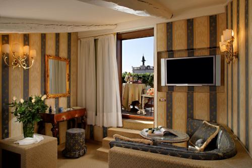 a living room with a couch and a tv at Hotel Concordia in Venice