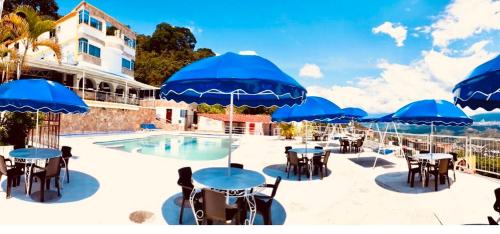 La alberca dentro o cerca de HOTEL GIRON CAMPESTRE