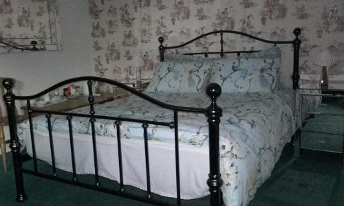A bed or beds in a room at Grovewood House