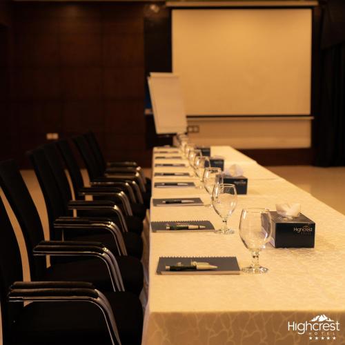 HighCrest Hotelにあるビジネスエリアまたは会議室