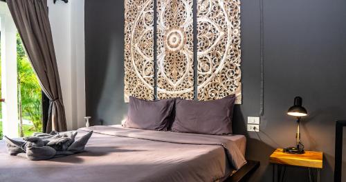 um quarto com uma cama com uma grande cabeceira de cama em Aqua Suites em Wok Tum
