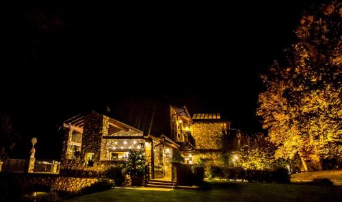 Una casa iluminada por la noche con luces encendidas en AGRITURISMO SAN GENESIO en Rovagnate