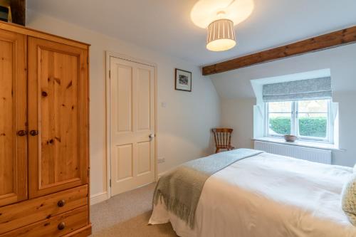 Una cama o camas en una habitación de Crofter's Barn