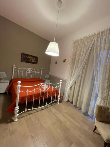 una camera con letto rosso e finestra di Mahalo a Napoli