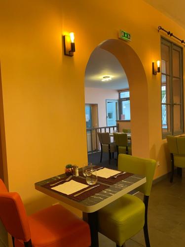 a dining room with a table and chairs at Logis - Hôtel et Restaurant Le Sofhotel in Forges-les-Eaux