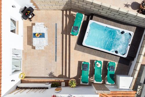 - une vue sur la piscine dans une maison dans l'établissement Casa Naranja - Heated Pool - BBQ - Terrace - Free Wifi - Child & Pet-Friendly - 3 bedrooms - 6 people, à Poris de Abona