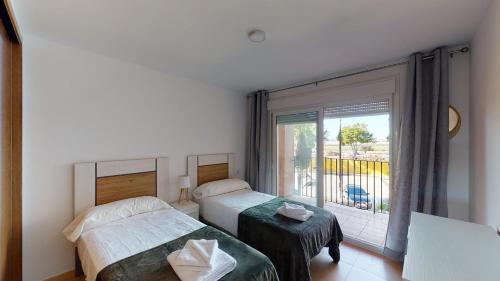 Habitación de hotel con 2 camas y balcón en Casa Espliego MS-A Murcia Holiday Rentals Property en Torre-Pacheco