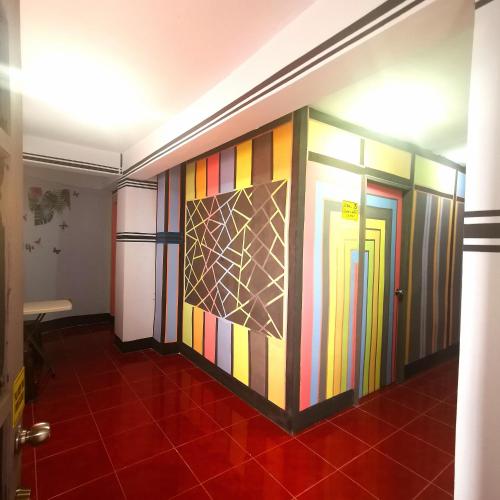 een kamer met een kleurrijke muur met deuren bij Cabanatuan City PNY TRANSIENT INN 4 in Cabanatuan