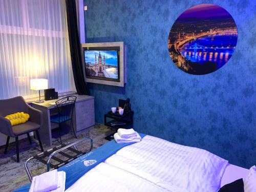 a bedroom with a bed and a desk in a room at Smart Hotel Budapest in Budapest