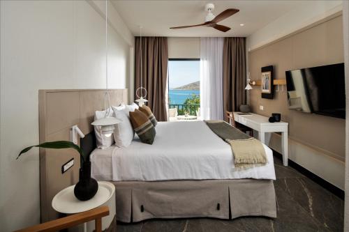 Domes Aulus Elounda All-Inclusive Resort, Adults only, Curio by Hiltonにあるベッド