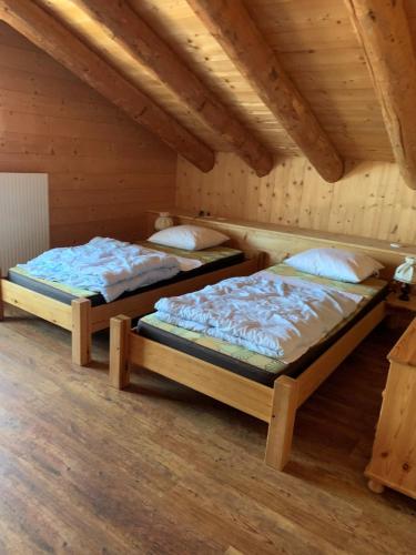 En eller flere senge i et værelse på Chalet à la montagne