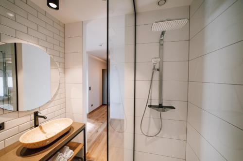 ein Bad mit einem Waschbecken und einer Dusche in der Unterkunft Mein Hotel Fast in Wenigzell