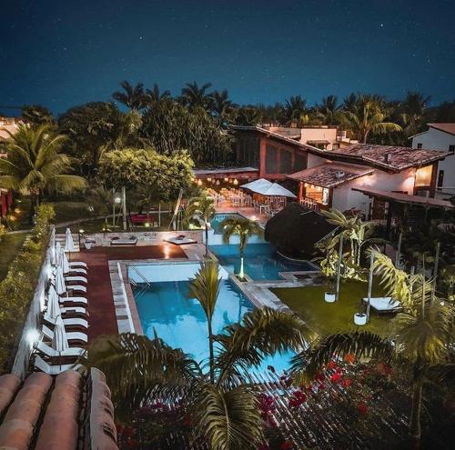 una vista aérea de una piscina por la noche en Pipa Beleza Spa Resort, en Pipa